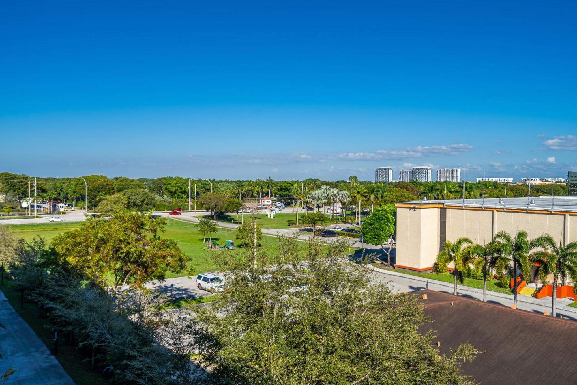 Amazing 2 Bedroom Unit In Doral Miami With Free Parking Hialeah Gardens Eksteriør bilde