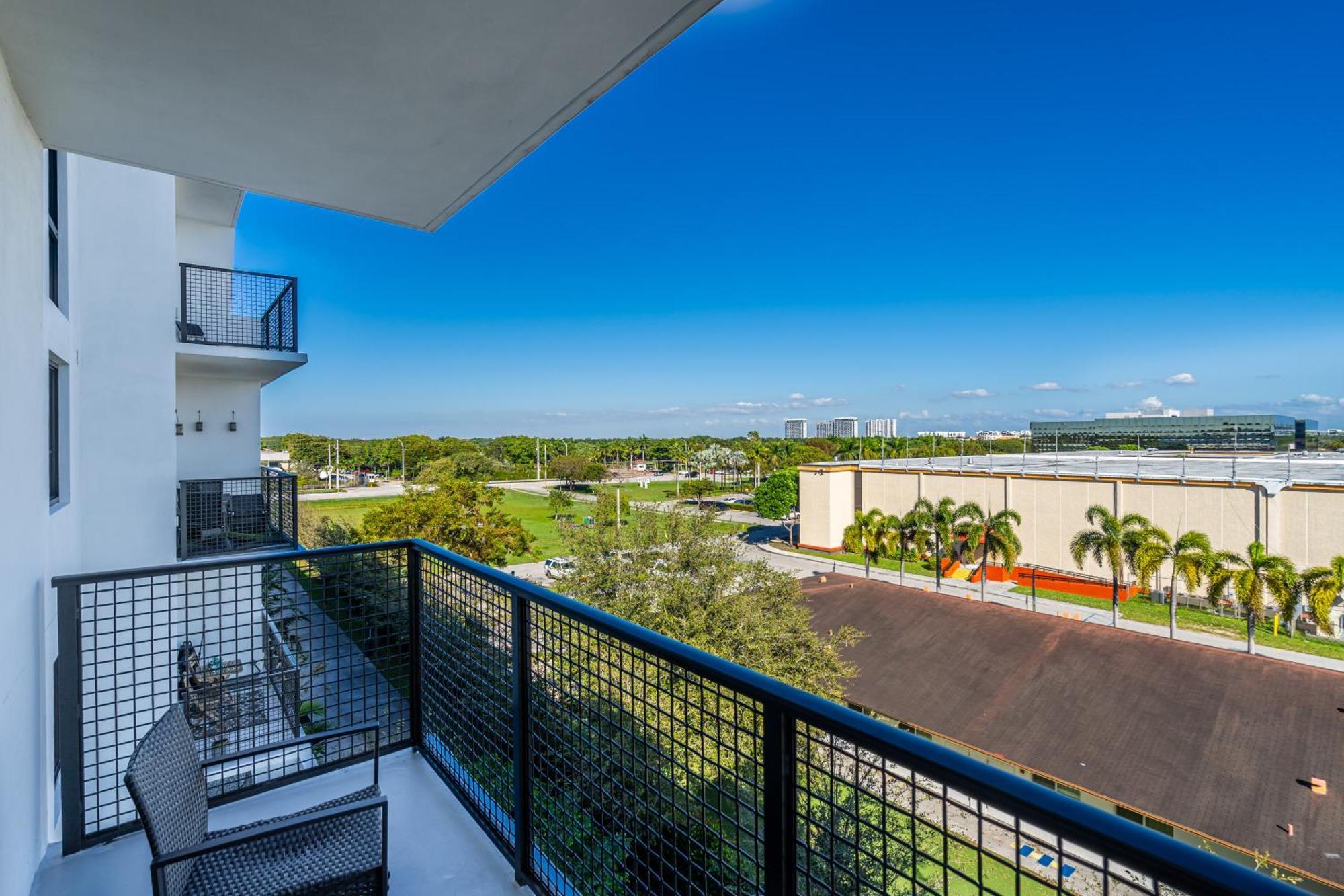 Amazing 2 Bedroom Unit In Doral Miami With Free Parking Hialeah Gardens Eksteriør bilde