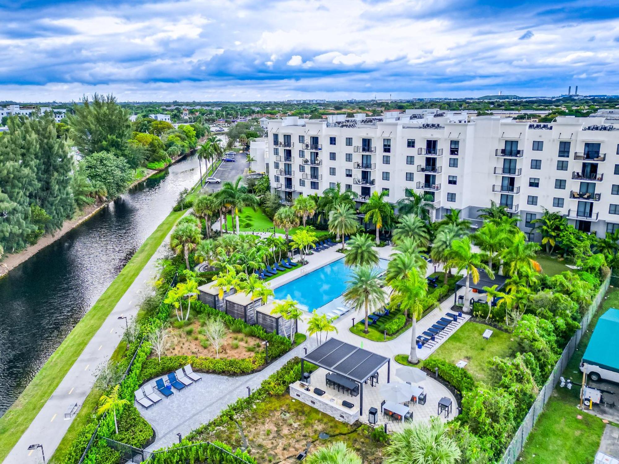 Amazing 2 Bedroom Unit In Doral Miami With Free Parking Hialeah Gardens Eksteriør bilde